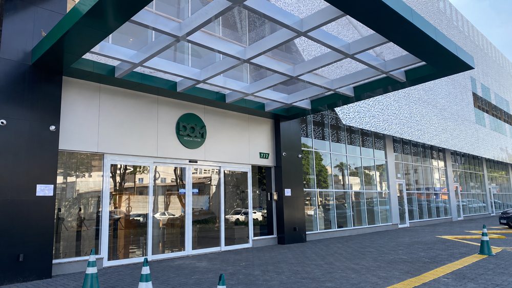 Entrada do Centro Médico DOM, em Cascavel